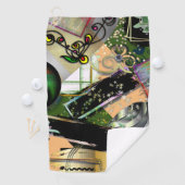 Durcheinander von Designobjekten und Symbolen mit Golfhandtuch (Insitu)