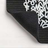Durcheinandergebrachte Gebetsbuchstaben auf schwar Mousepad (Ecke)