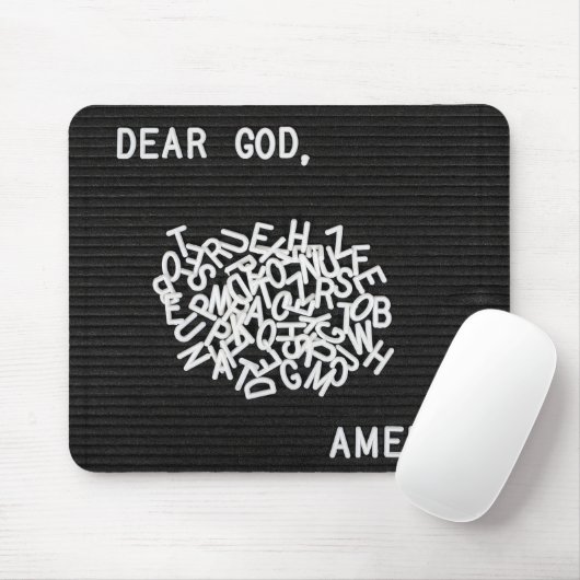Durcheinandergebrachte Gebetsbuchstaben auf schwar Mousepad (Mit Mouse)