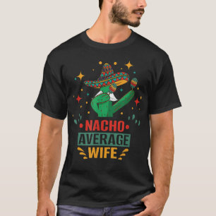 Durchschnittliche Ehefrau mit Nacho und durchschni T-Shirt