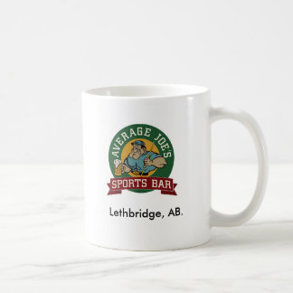 DURCHSCHNITTLICHER JOE TRÄGT BAR-TASSE ZUR SCHAU KAFFEETASSE