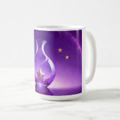 Durchsichtige lila Vase mit Stern unter einer Kupp Kaffeetasse (VorderseiteRechts)