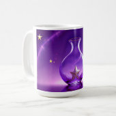 Durchsichtige lila Vase mit Stern unter einer Kupp Kaffeetasse (Vorderseite Links)