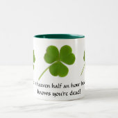 Dürfen Sie in der irischen Segen-Tasse des Himmels Zweifarbige Tasse (Mittel)