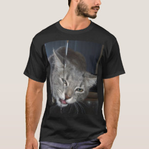 Durstige Katze trinkt vom Küchenhahn. T-Shirt
