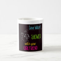 Dusche mit der Tasse Ihrer Freundin