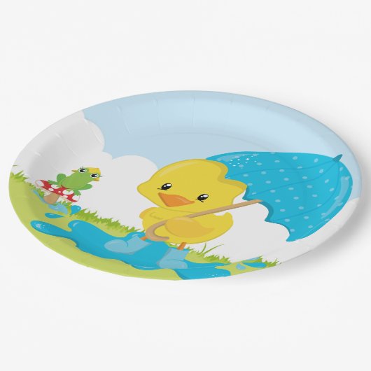 Duschen im niedlichen April Pappteller (Schrägansicht)