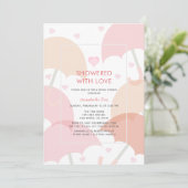 Duschen mit Liebe Rosa Sonnenschirme Brautparty Einladung (Stehend Vorderseite)