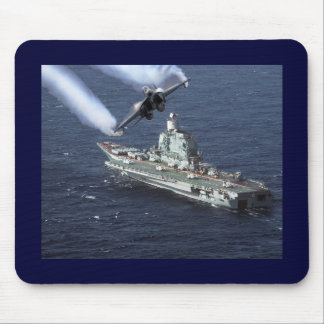Düsenjäger über Marine-Schiff Mousepad