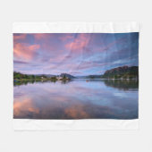 Dusk Sky Reflections auf Loch Carron Fleecedecke (Vorderseite (Horizontal))