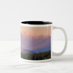 Dusk und Mount Washington in neuen Hampshire Zweifarbige Tasse