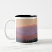 Dusk und Mount Washington in neuen Hampshire Zweifarbige Tasse (Links)