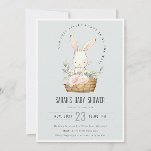 Dusky Blue Bunny in Floral Basket Baby Dusche Einladung (Vorderseite)