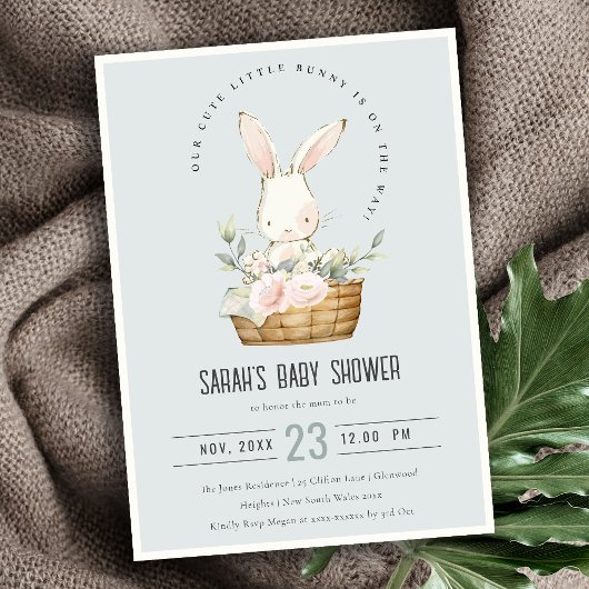 Dusky Blue Bunny in Floral Basket Baby Dusche Einladung