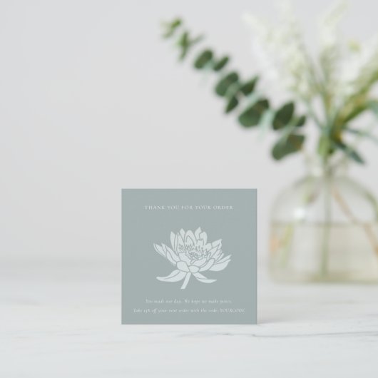 DUSKY BLUE LOTUS FLORA LOGO SHOPPPING DANK QUADRATISCHE VISITENKARTE (Stehend Vorderseite)