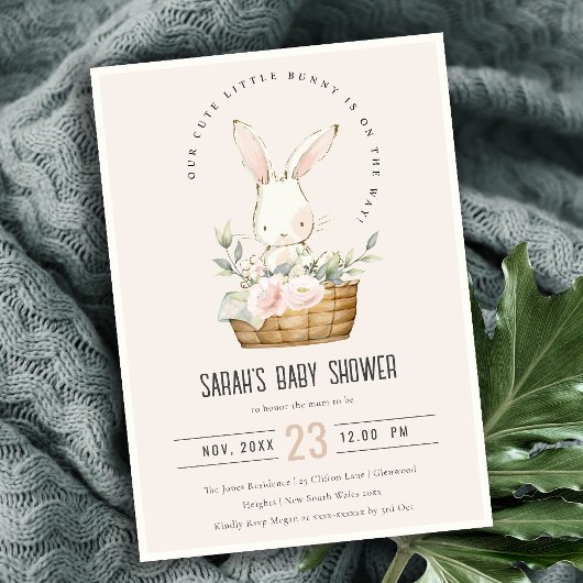 Dusky Blush Bunny in Floral Basket Baby Dusche Einladung