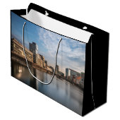 Düsseldorf Deutschland Große Geschenktüte (Vorderseite Schrägansicht)