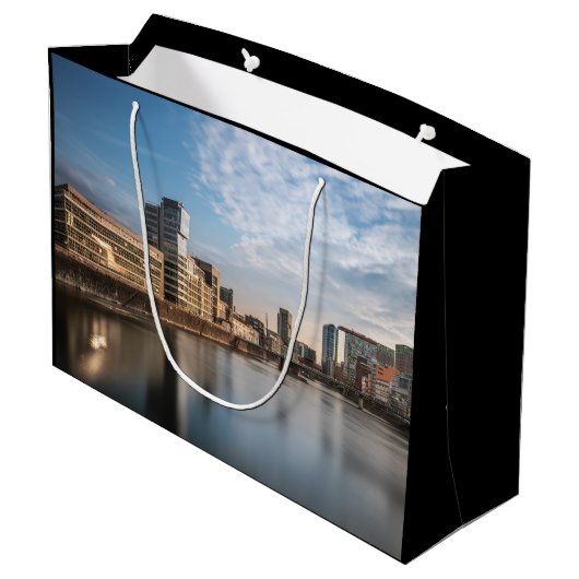 Düsseldorf Deutschland Große Geschenktüte (Rückseite Schrägansicht)