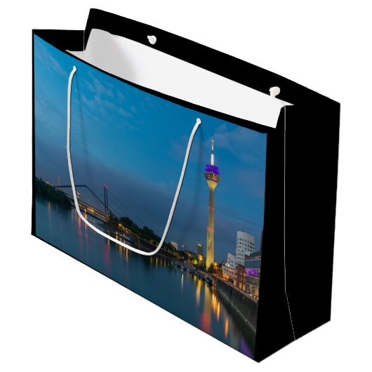 Düsseldorf Deutschland Große Geschenktüte (Vorderseite Schrägansicht)