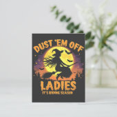 Dust Em Off Ladys Es ist Reitsaison Halloween Einladung (Stehend Vorderseite)