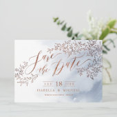 Dustelblaue rustikale Blumenkalligraphie Save the Save The Date (Stehend Vorderseite)