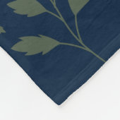 Düster grüne Salbeiblätter Navy Muster Fleecedecke (Ecke)
