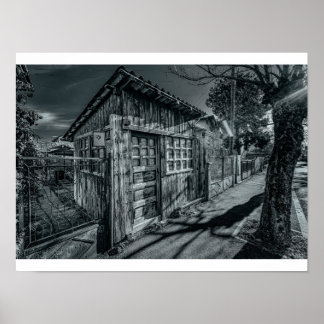 Düstere monochrome Holzhütte mit dramatischen Scha Poster