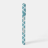 Dusty Aqua Bamboo Lattice Muster Monogram iPhone 16 Hülle (Rechte Seite)