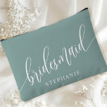 Dusty Aquamarin Bridesmaid Moderne Kalligrafie Zubehörtasche<br><div class="desc">Feiern Sie Ihr Brautparty mit diesem eleganten, staubigen aquamarinen Begleiter-Accessoire-Beutel. Mit moderner Kalligraphie und dem Namen Ihrer Brautjungfrau ist dieser Beutel sowohl stilvoll als auch praktisch. Die weiche, staubige Salbei-Farbe und das elegante Skript schaffen ein ausgeklügeltes Aussehen, das perfekt zum Halten von Make-up, Toilettenartikeln oder anderen essenziellen Dingen geeignet ist....</div>