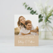 Dusty Beige Fun Script Modernes Foto Wedding Geret Ankündigungspostkarte (Stehend Vorderseite)