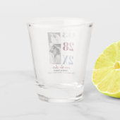 Dusty blau und bordeauxrot zwei Foto Save the Date Schnapsglas (Rückseite)