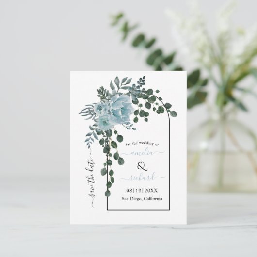Dusty blauen Blumen Bogen Hochzeit Save the Date Postkarte (Stehend Vorderseite)