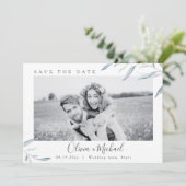 Dusty blauen Foto Hochzeit speichern Sie das Datum Einladung (Stehend Vorderseite)