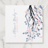 Dusty blauer Zweig mit rot-rosa Blume Hochzeit Geschenkanhänger (Rückseite)