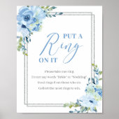 Dusty bläuliches Silber stecken einen Ring auf das Poster (Vorne)