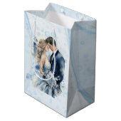 Dusty Blue Alcohol Ink Floral Wedding Mittlere Geschenktüte (Rückseite Schrägansicht)