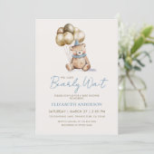 Dusty Blue and Gold Bearly Wait Bear Baby Shower Einladung (Stehend Vorderseite)