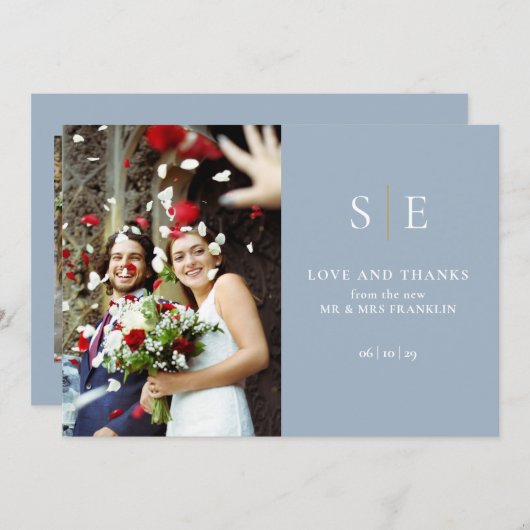 Dusty Blue and Gold Monogram 2 Foto Wedding Einladung (Vorne/Hinten)