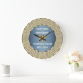 Dusty Blue and Gold Wedding Anniversary Geometric Große Wanduhr (Zuhause)