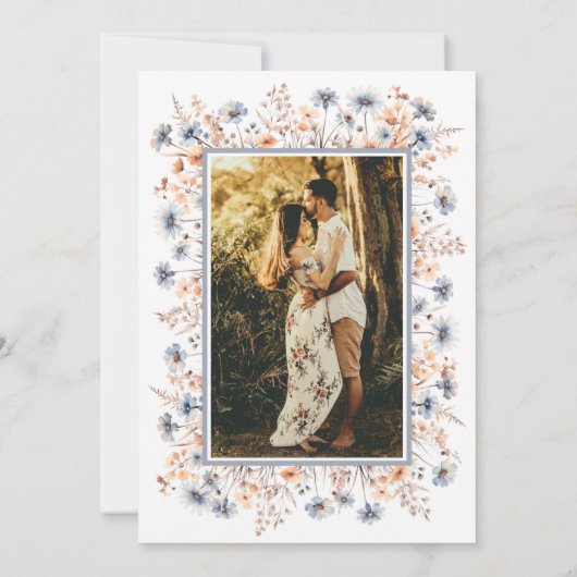 Dusty Blue and Peach Wildblumen Foto Wedding Einladung (Rückseite)