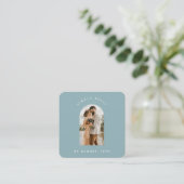 Dusty Blue Arch Foto QR Code Online Wedding RSVP Begleitkarte (Stehend Vorderseite)