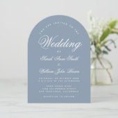 Dusty Blue Arch Simple Elegante Calligraphy Weddin Einladung (Stehend Vorderseite)