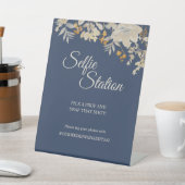 Dusty Blue Autumn Boho Wedding Selfie Station Sockelschild (In SItu)