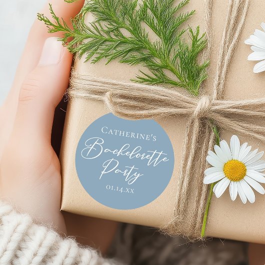 Dusty Blue Bachelorette Party Custom White Script Runder Aufkleber