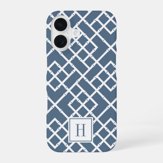 Dusty Blue Bamboo Lattice Muster Monogram iPhone 16 Hülle (Rückseite)