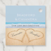 Dusty Blue Beach Hochzeit 2 Herzen im Sand Geschenkanhänger (Rückseite)