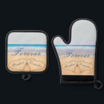 Dusty Blue Beach Wedding / Anniversary Hearts Sand Ofenhandschuh & Topflappen-Set<br><div class="desc">Dusty Blue Beach Hochzeitspaare Namen in Herz in Sand Ofen Mitte. Ideal für Braut und Gräuel,  Stadttaschen für Gast oder für Mitglieder der Hochzeitsfeier.</div>