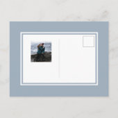 Dusty Blue Blätter & Modern Gold Monogram Wedding Einladungspostkarte (Rückseite)