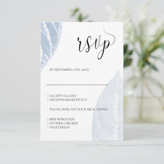 Dusty blue Blätter Wedding RSVP card (Stehend Vorderseite)