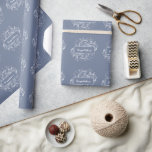 Dusty Blue Blüh Wedding Wrapping Paper Geschenkpapier<br><div class="desc">Wrap Geschenke für die Braut und Bräutigam mit einer Rolle von Dusty Blue Blüh Wedding Wrapping Paper. Das Wrapping Paper Design zeichnet sich durch einen eleganten,  grün geblüht und farblich abgestimmten Hintergrund aus. Zusätzliche Hochzeitswaren und Geschenke sind mit diesem Design ebenfalls erhältlich.</div>